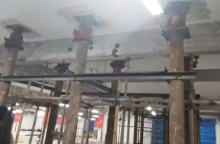不良開發(fā)商用液壓千斤頂頂起開裂的車庫頂梁