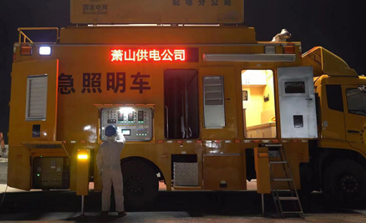 蕭山區(qū)電力人員用液壓千斤頂頂升起車載發(fā)電機