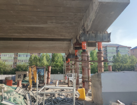 56臺500噸液壓千斤頂助力石家莊南二環(huán)跨線橋改造工程