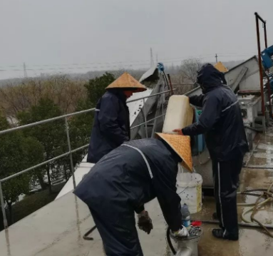 水廠檢修人員用液壓千斤頂搶修螺旋輸送機(jī)