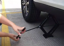 用機(jī)械千斤頂更換備胎是轎車車主的必備技能