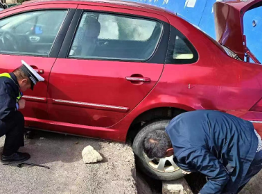 轎車(chē)陷入水渠后如何用機(jī)械千斤頂自救